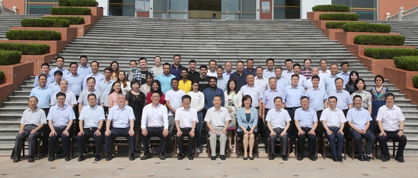 27582d06446f488da00443a31d05727b.jpg 与会嘉宾合影留念.jpg