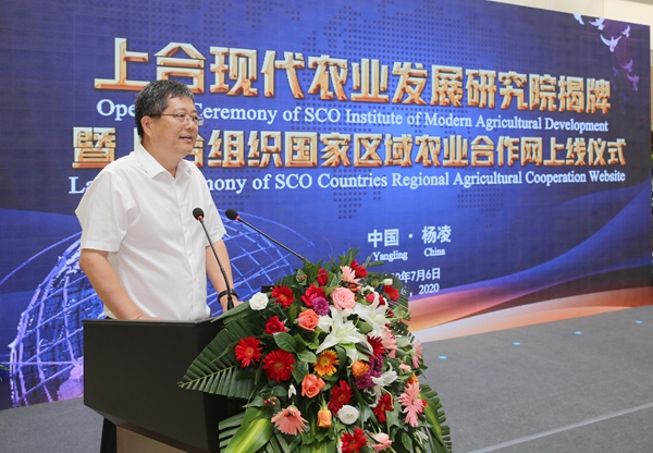 331a408770444bb7b5b8aa727ac1bcc7.jpg 副校长罗军主持仪式.jpg